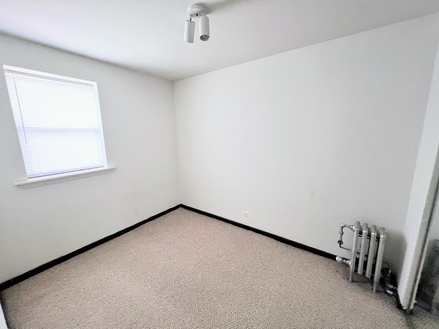 3933 N Clarendon Avenue Unit: 304