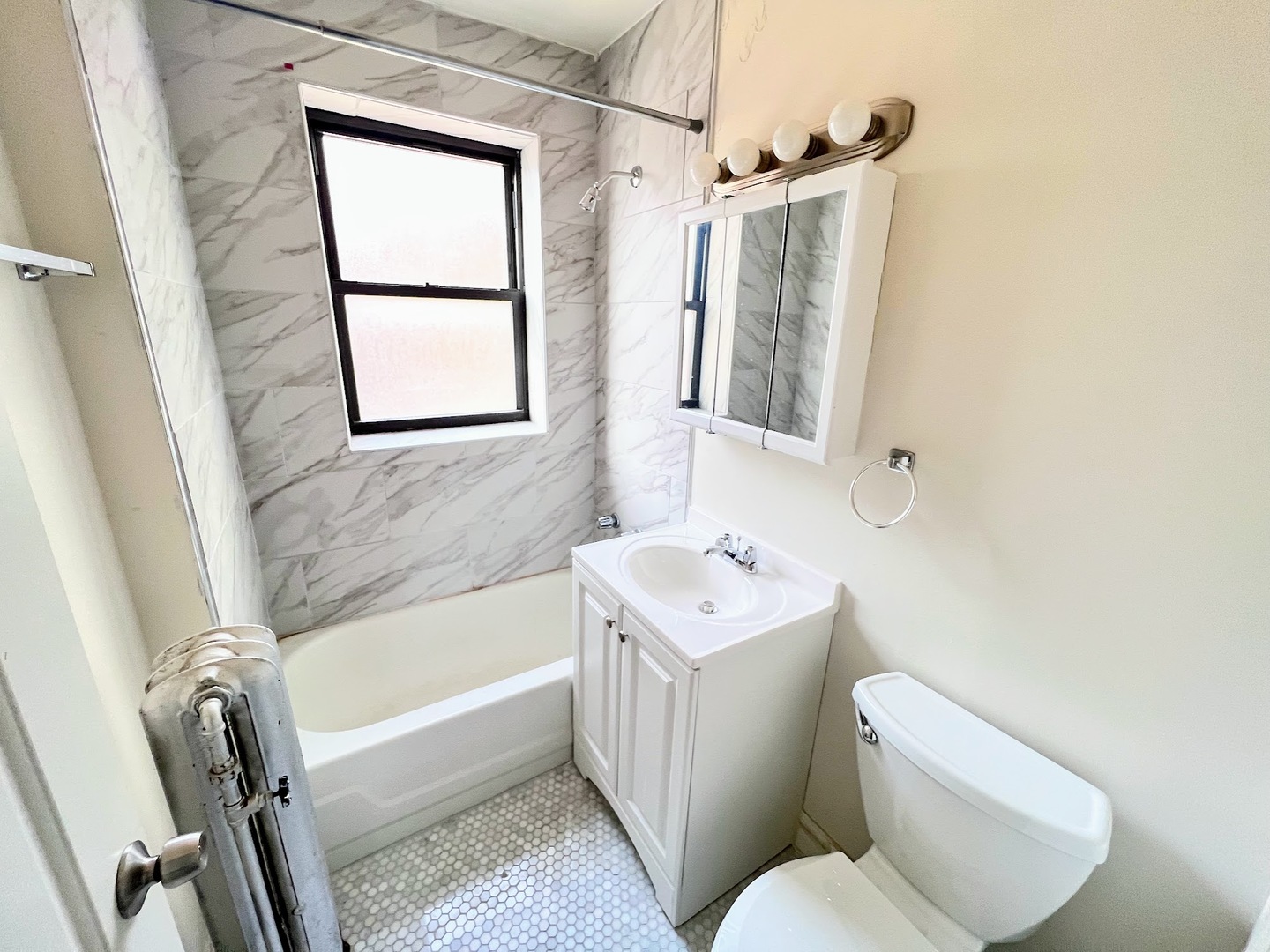 3933 N Clarendon Avenue Unit: 304