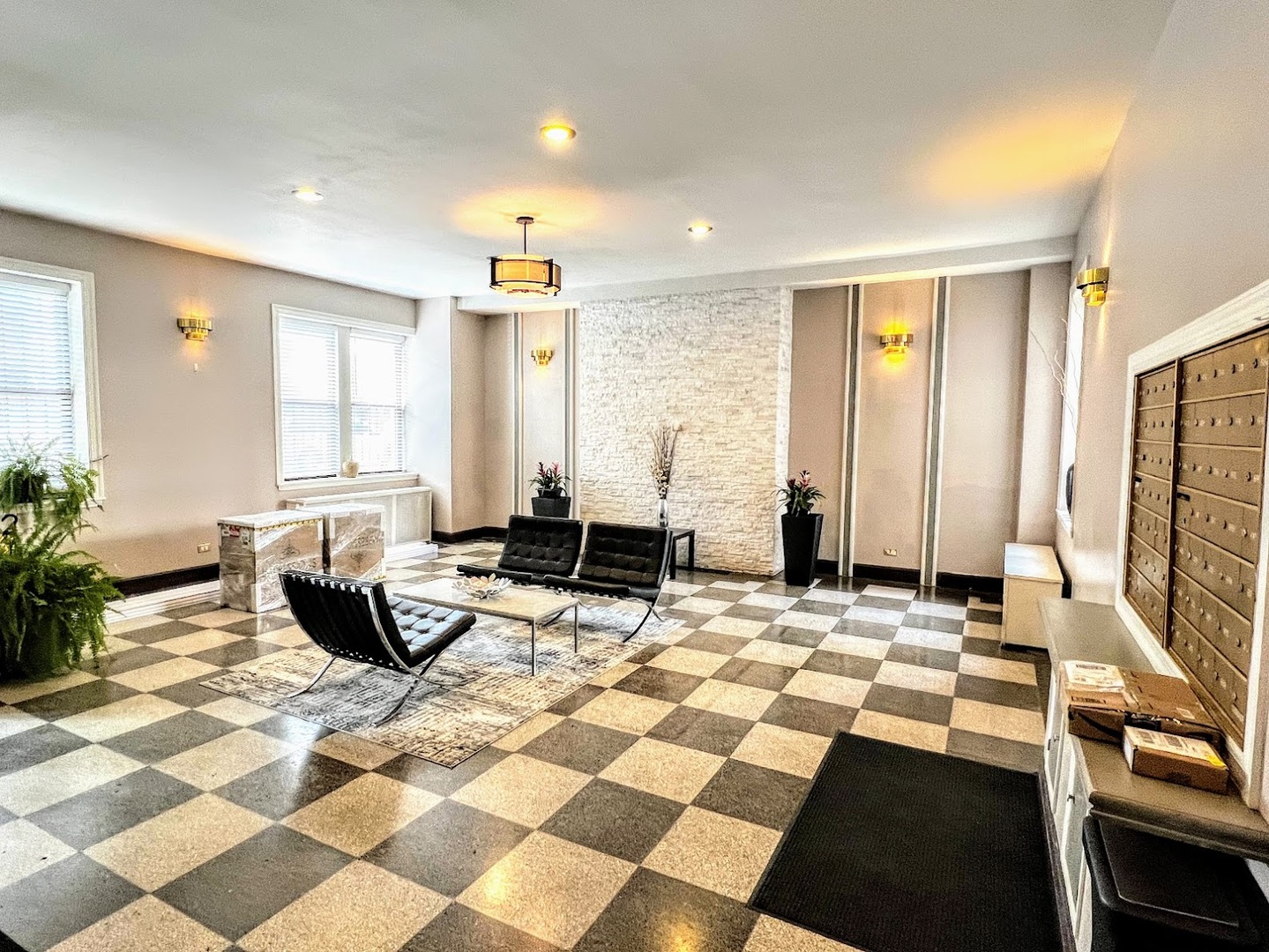 3933 N Clarendon Avenue Unit: 304