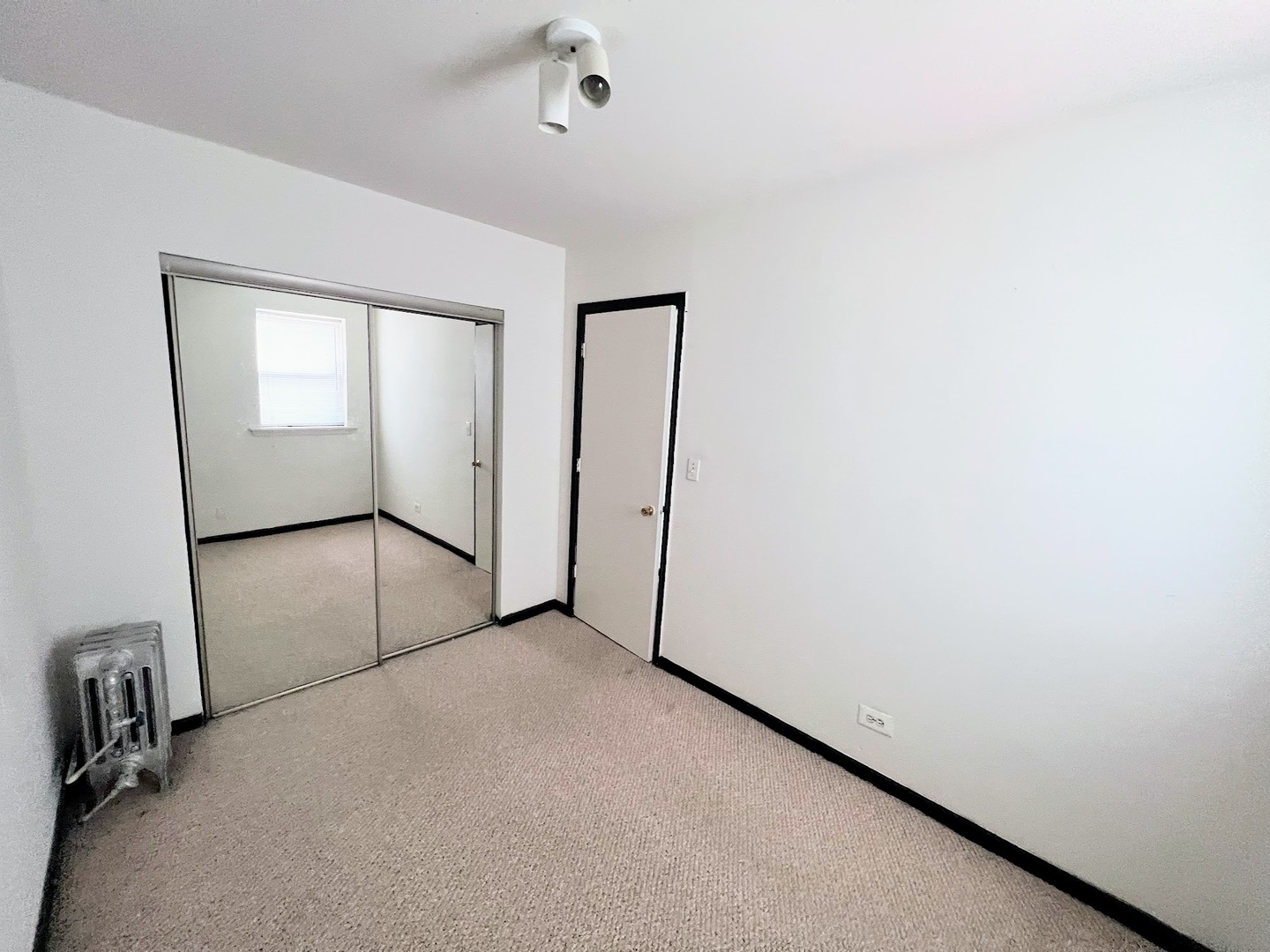 3933 N Clarendon Avenue Unit: 304