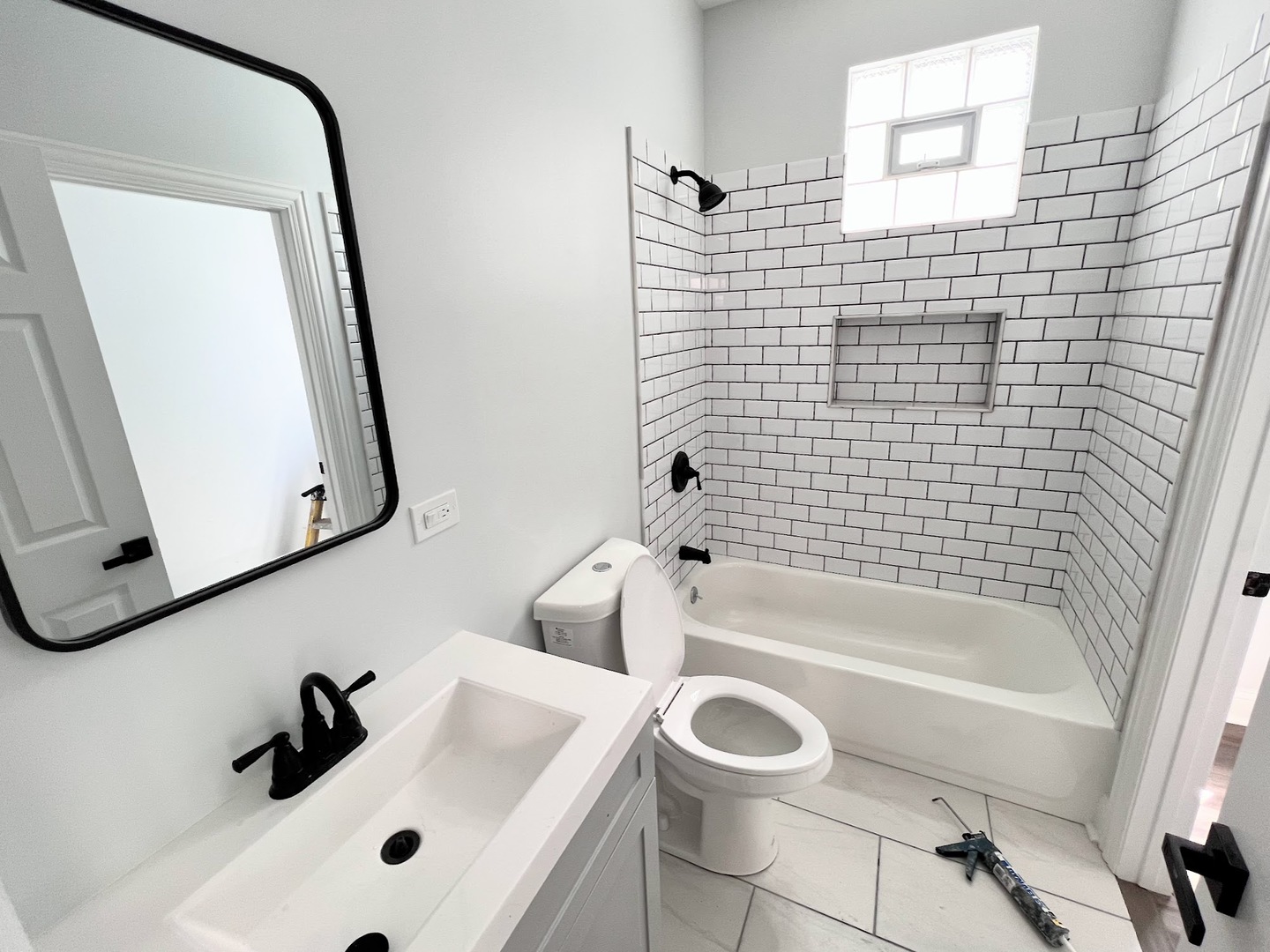 3933 N Clarendon Avenue Unit: 304