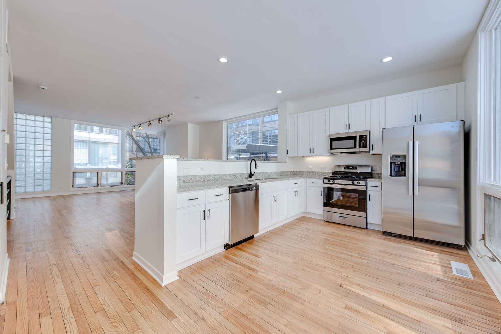 680 N Peoria Street Unit: F