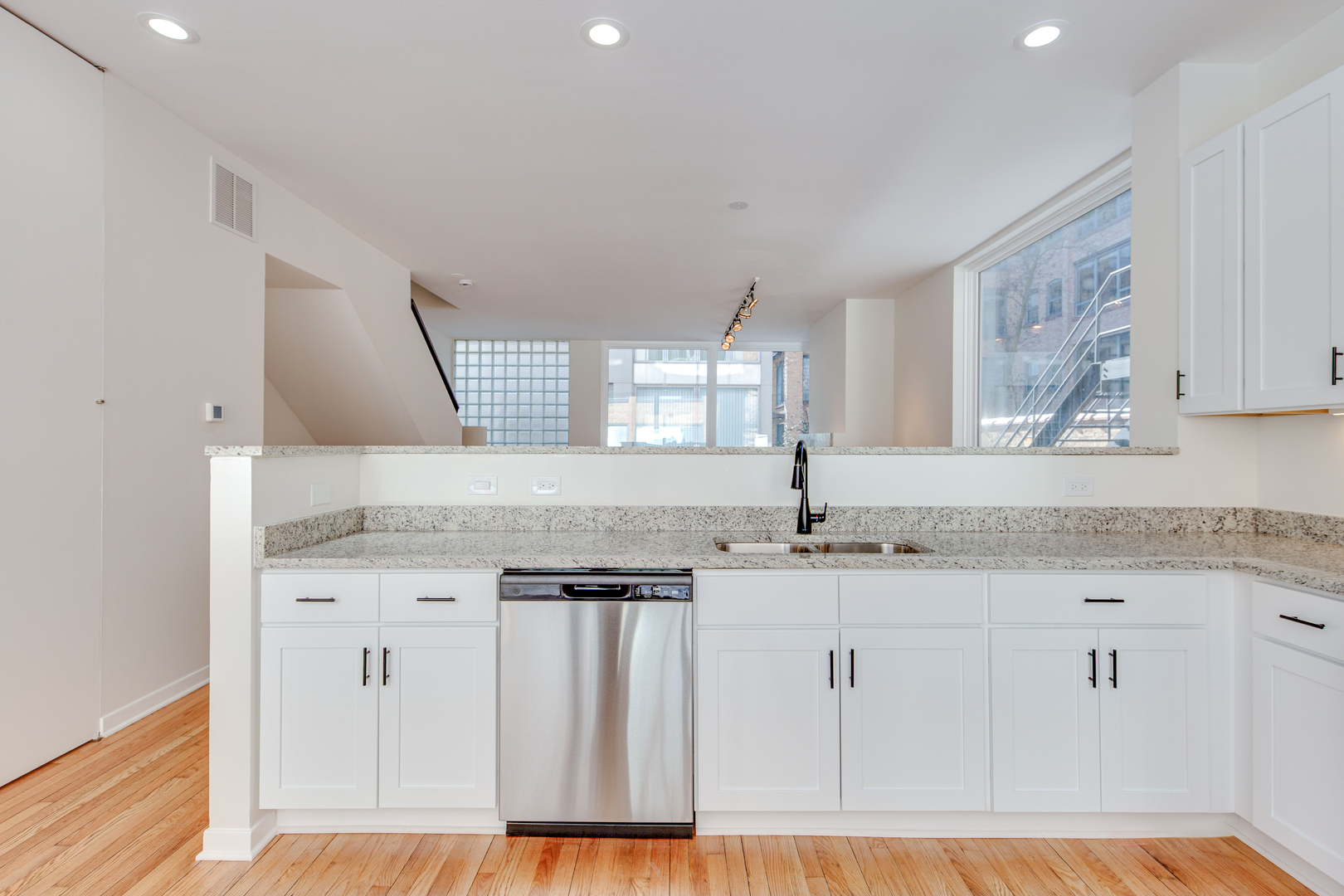 680 N Peoria Street Unit: F