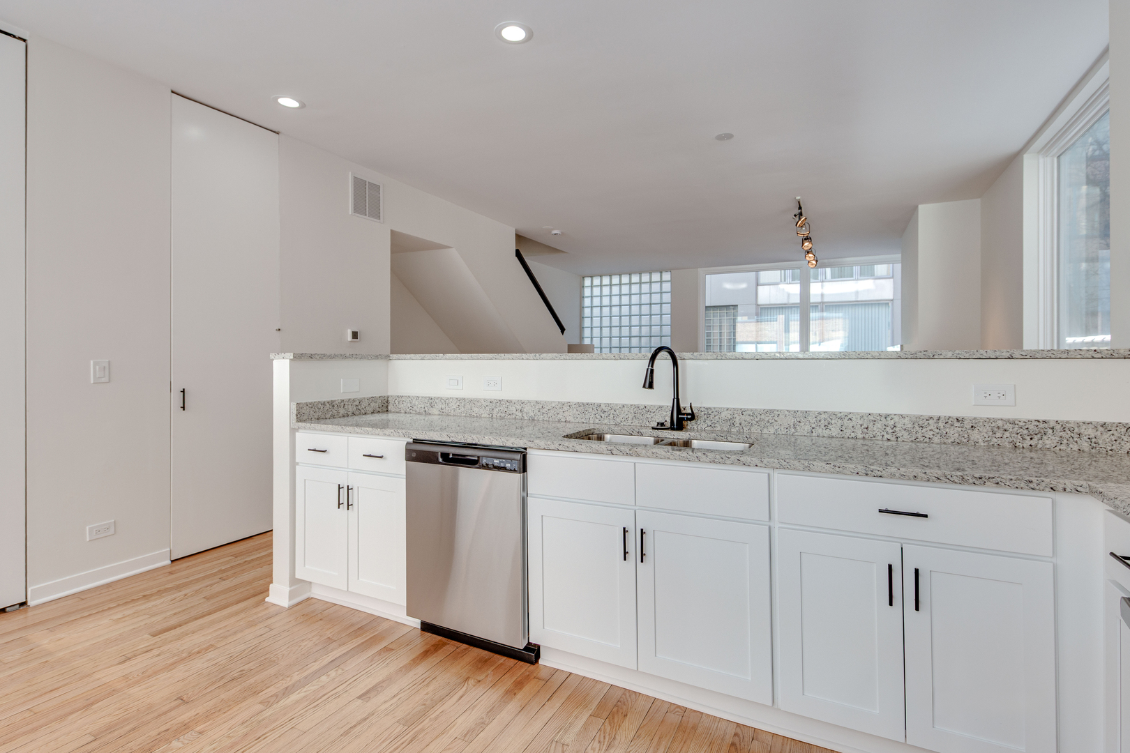 680 N Peoria Street Unit: F