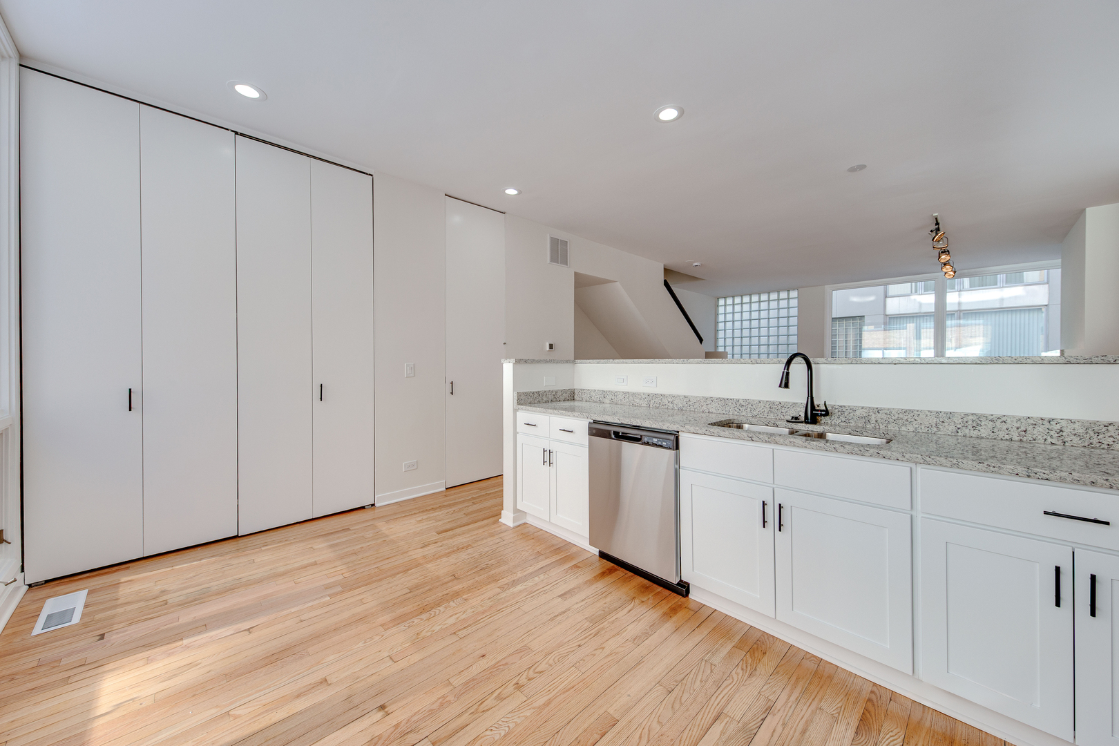 680 N Peoria Street Unit: F