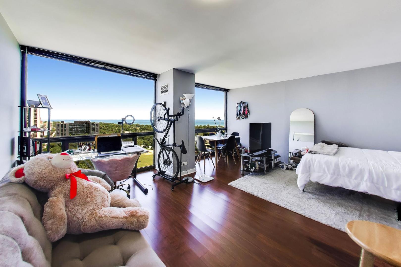 4343 N Clarendon Avenue Unit: 1918