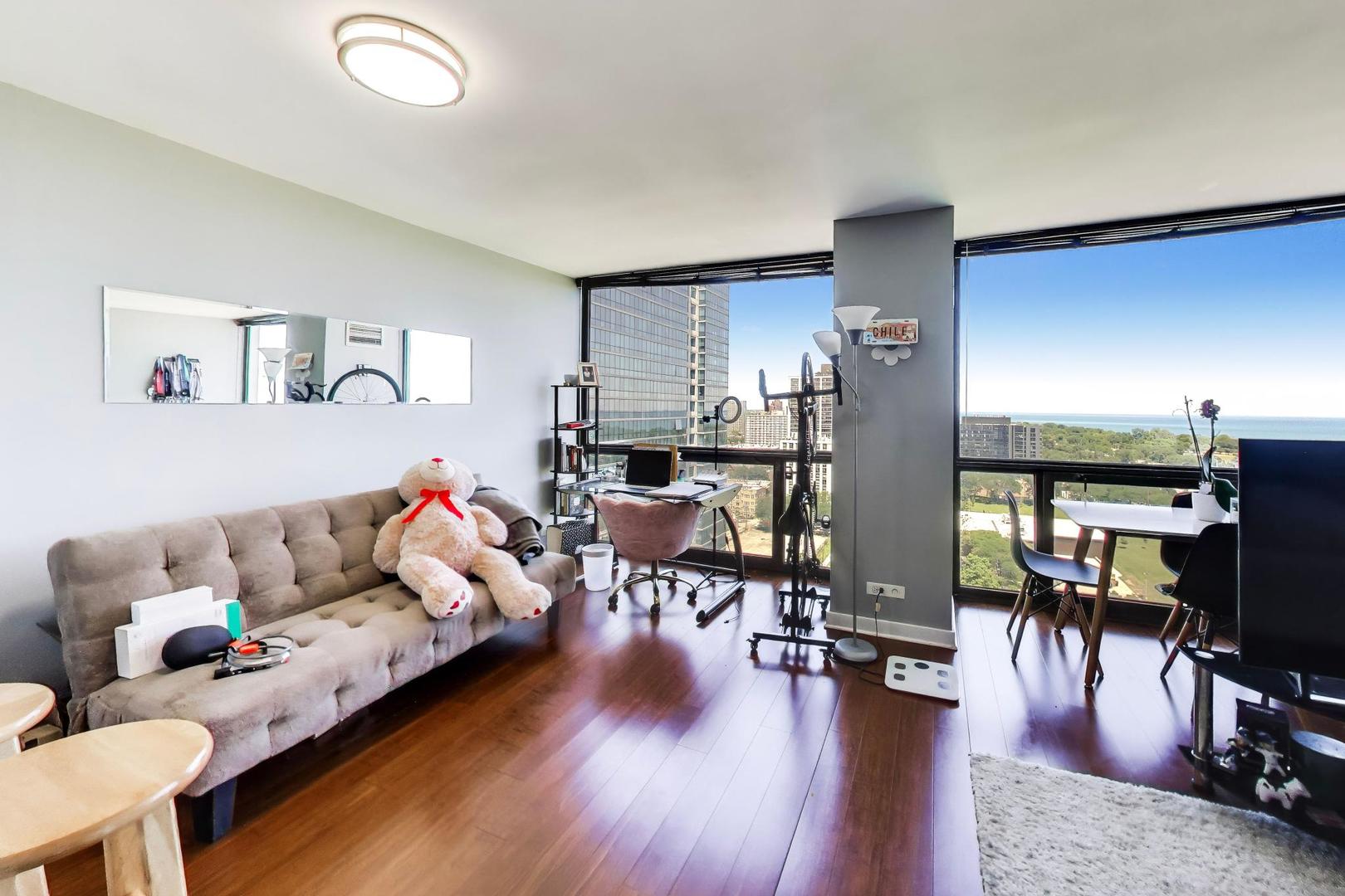4343 N Clarendon Avenue Unit: 1918