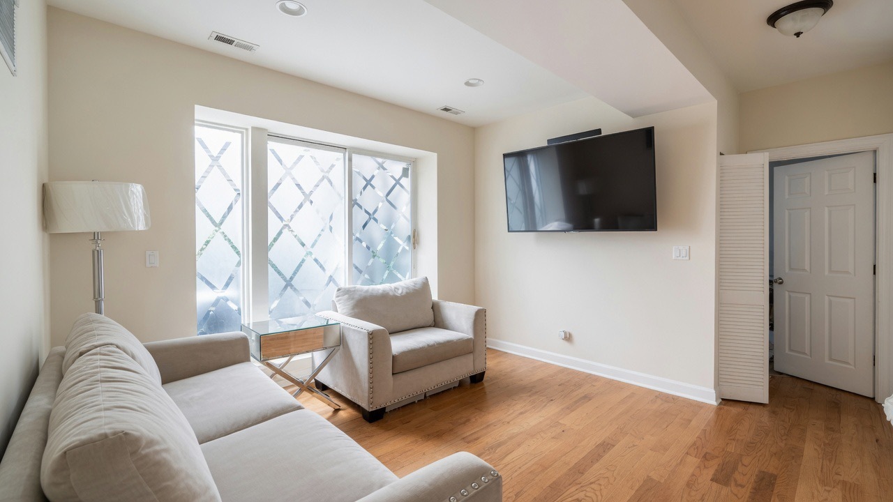 3348 W Wilson Avenue Unit: 1N
