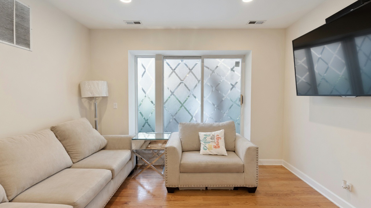 3348 W Wilson Avenue Unit: 1N