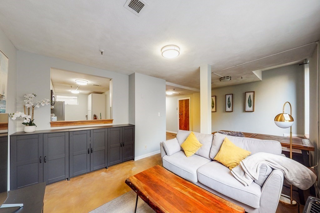 1427 Commonwealth Ave # 103