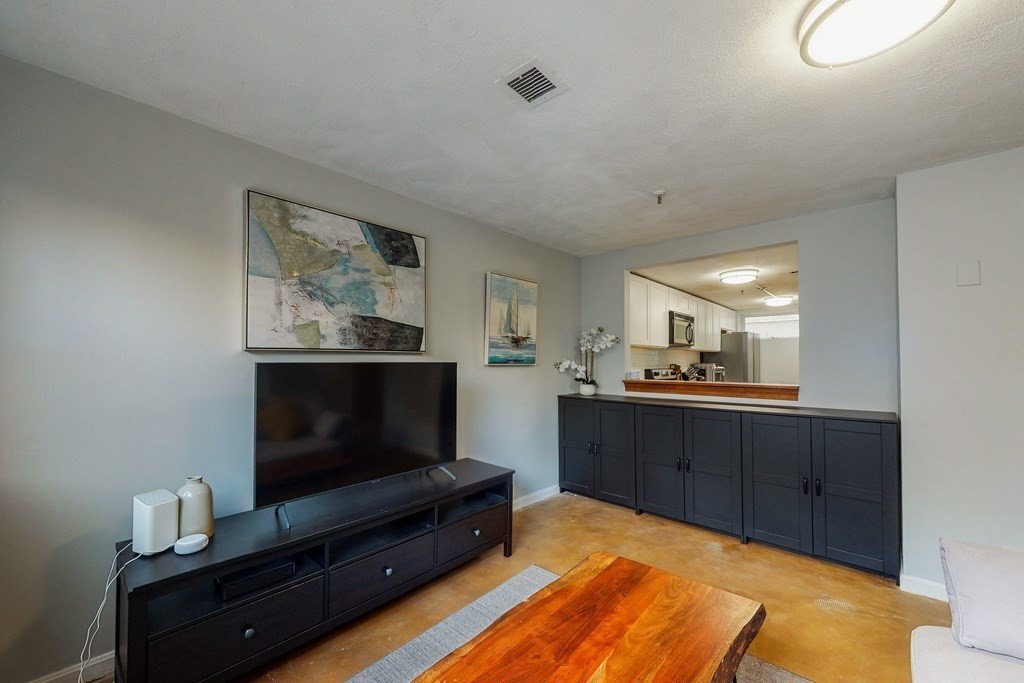 1427 Commonwealth Ave # 103