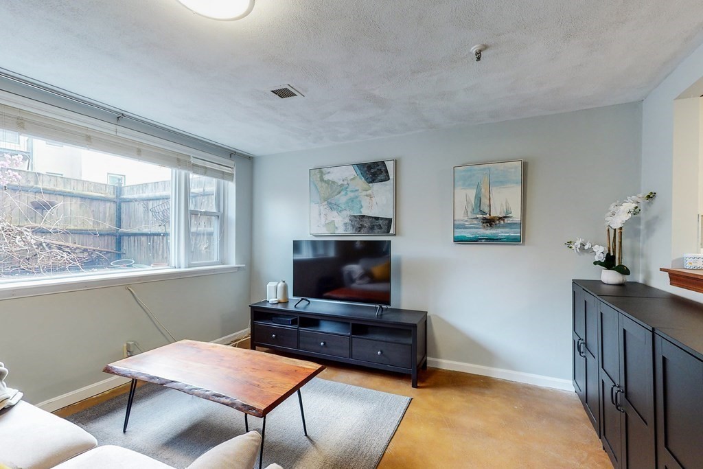 1427 Commonwealth Ave # 103