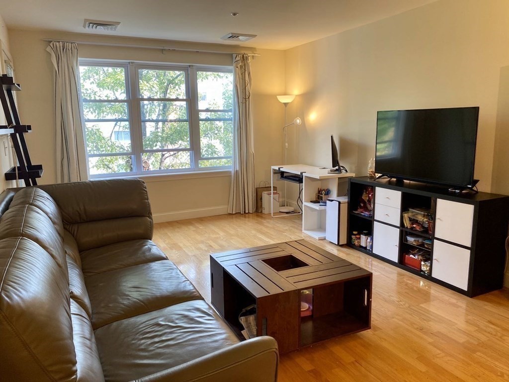 318 Rindge Ave # 303