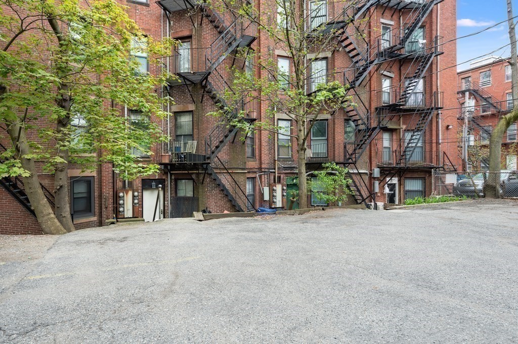 41 Carlton St # 3