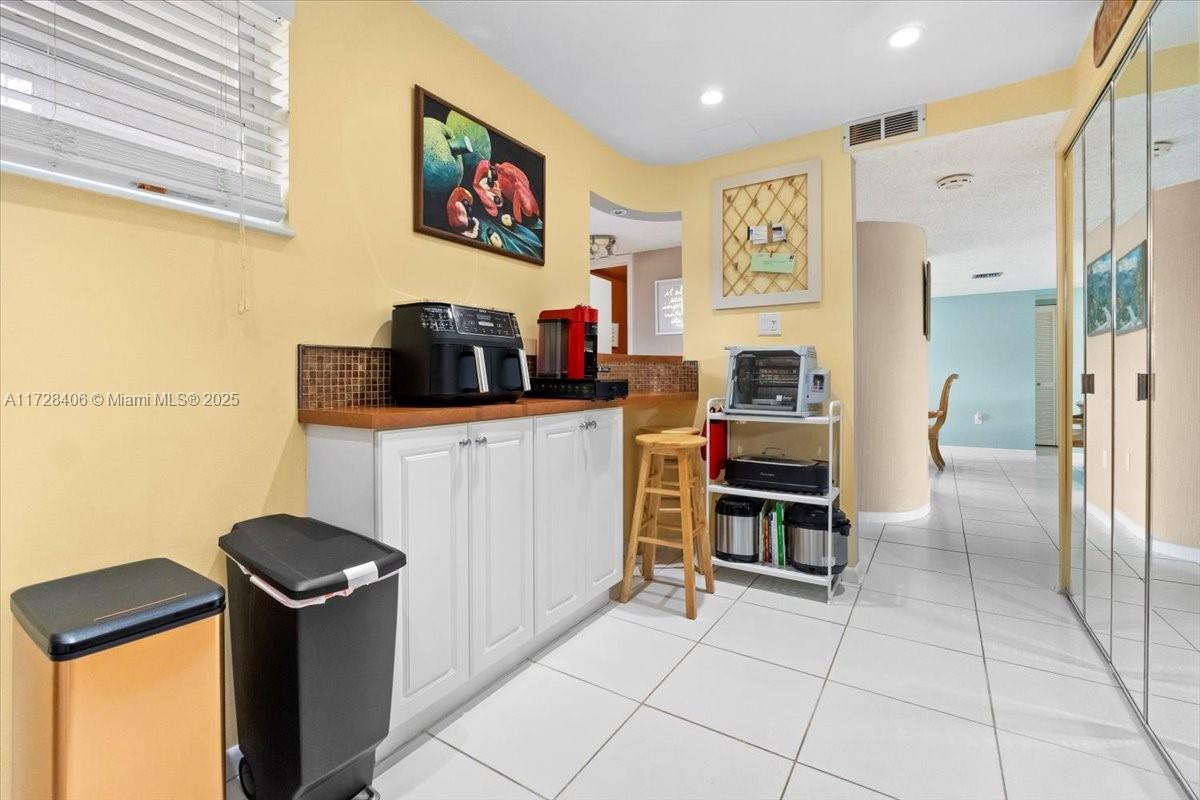 3930 Inverrary Blvd # D Unit: 401-D