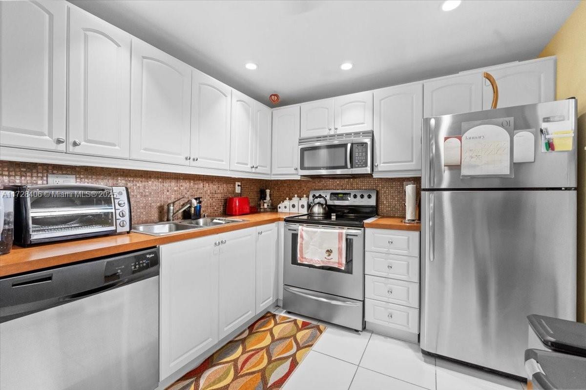 3930 Inverrary Blvd # D Unit: 401-D