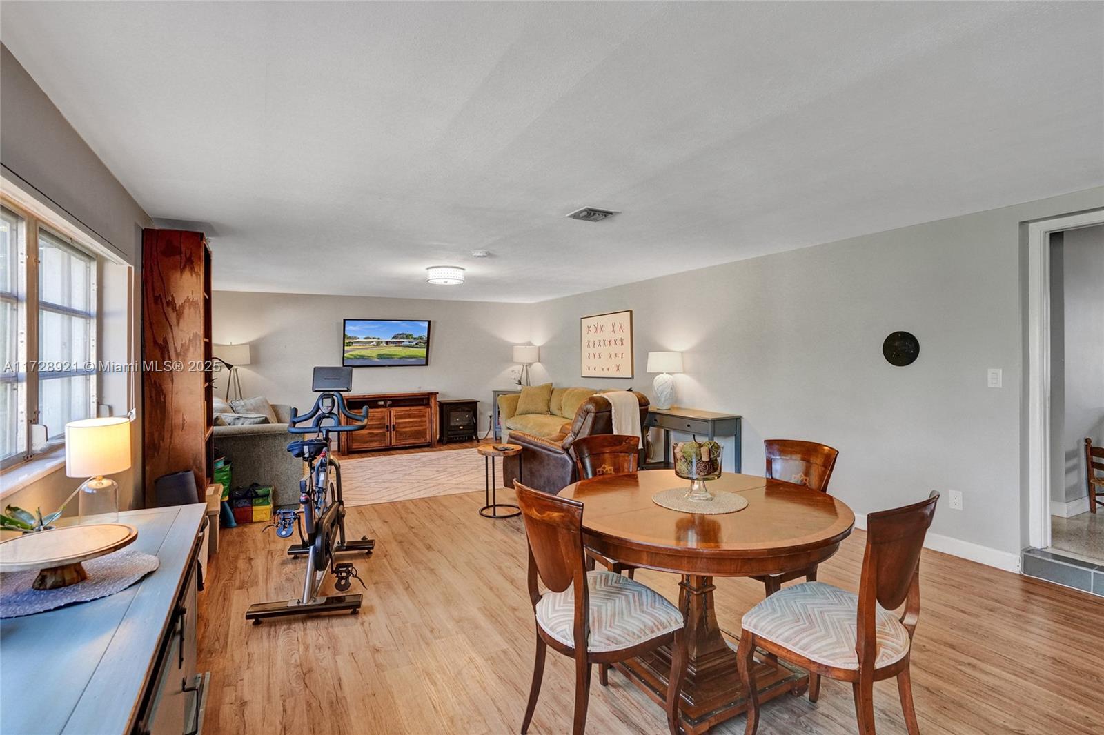 319 N Crescent Dr