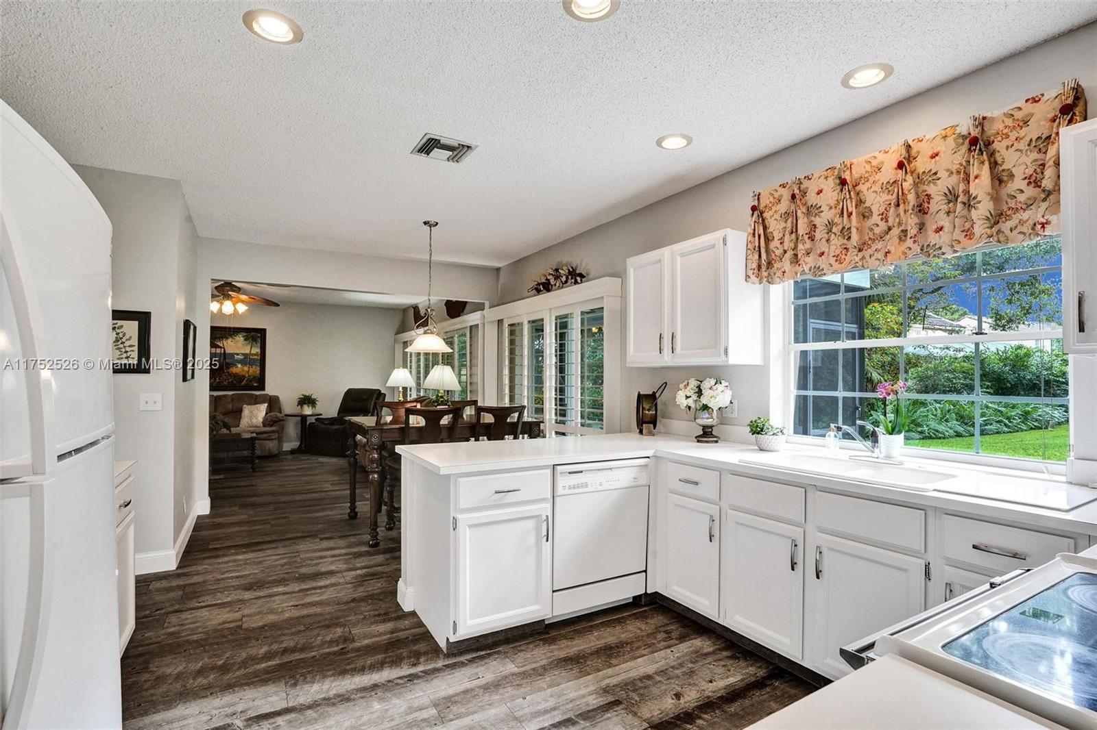 3902 Sanctuary Dr
