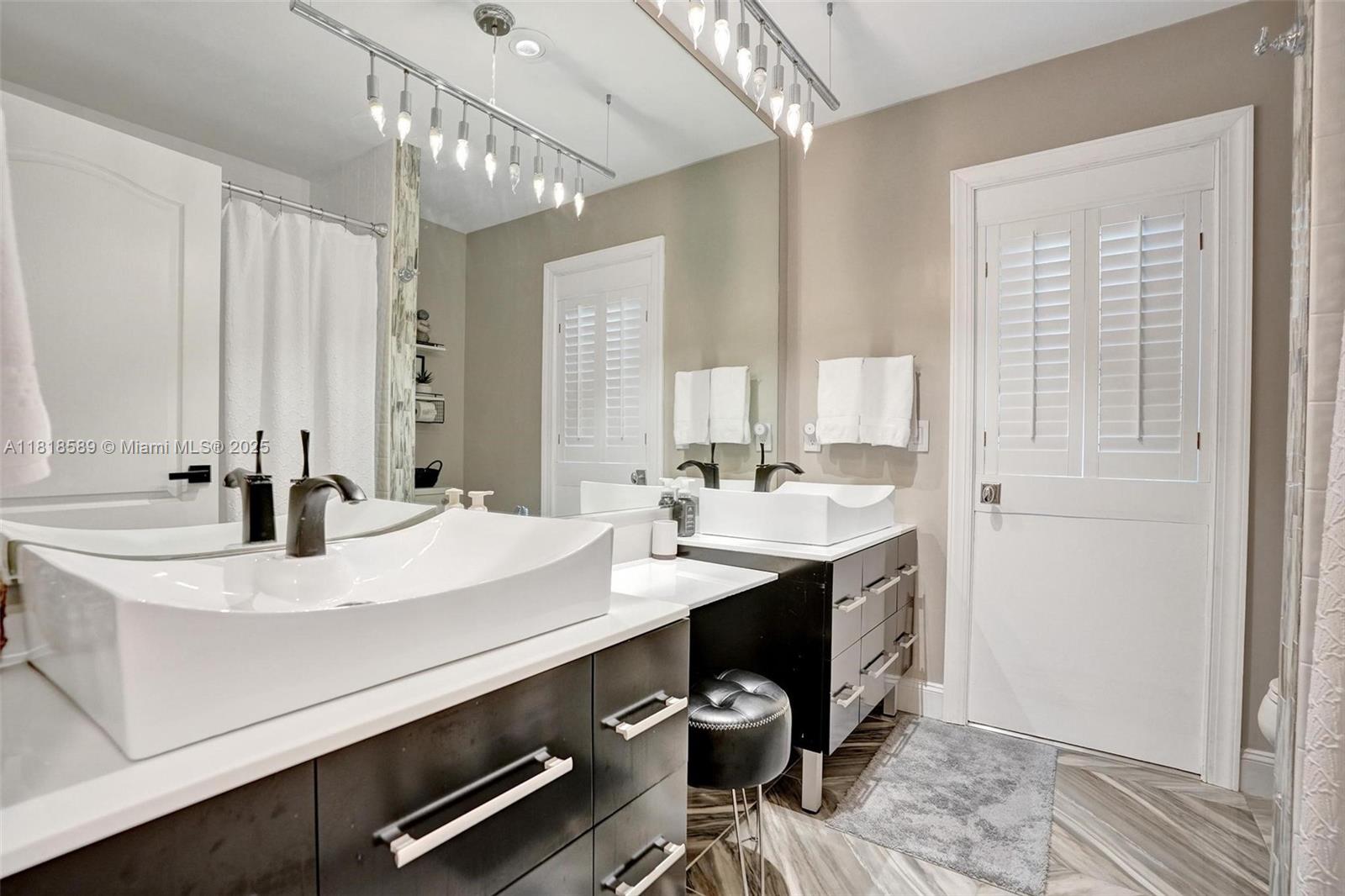 18366 Lake Bend Dr