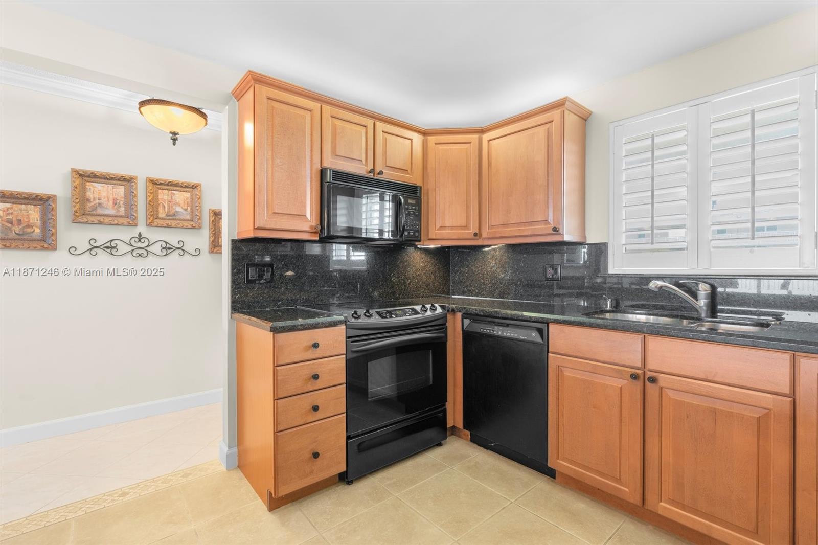 1051 Hillsboro Mile # 805E