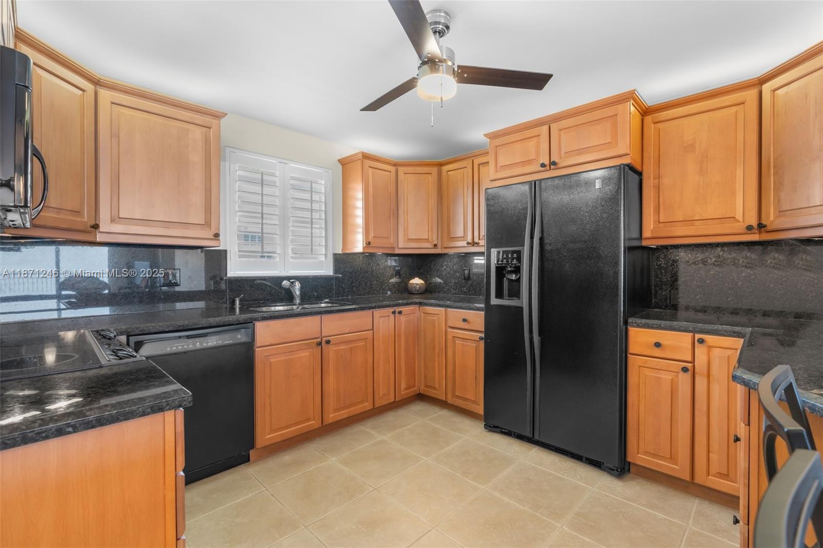 1051 Hillsboro Mile # 805E