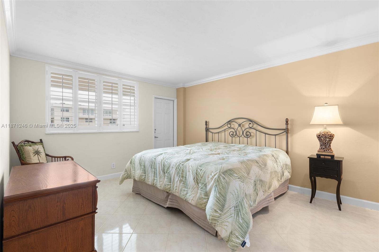 1051 Hillsboro Mile # 805E
