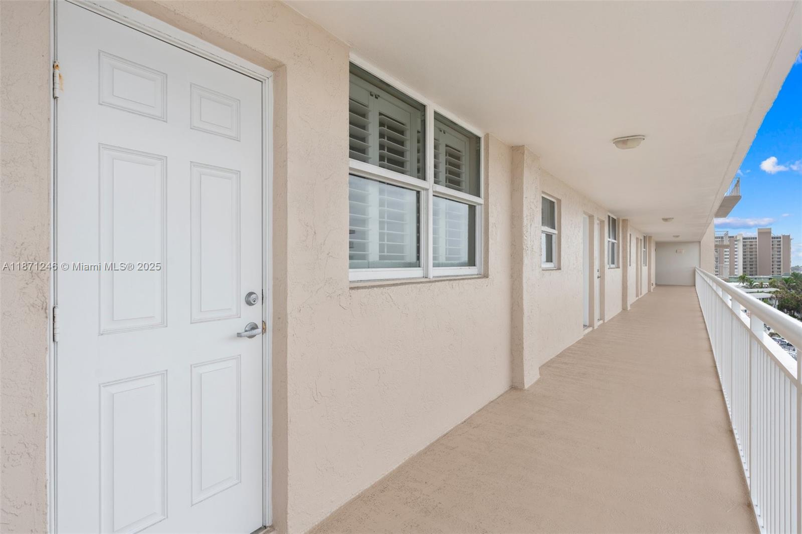 1051 Hillsboro Mile # 805E