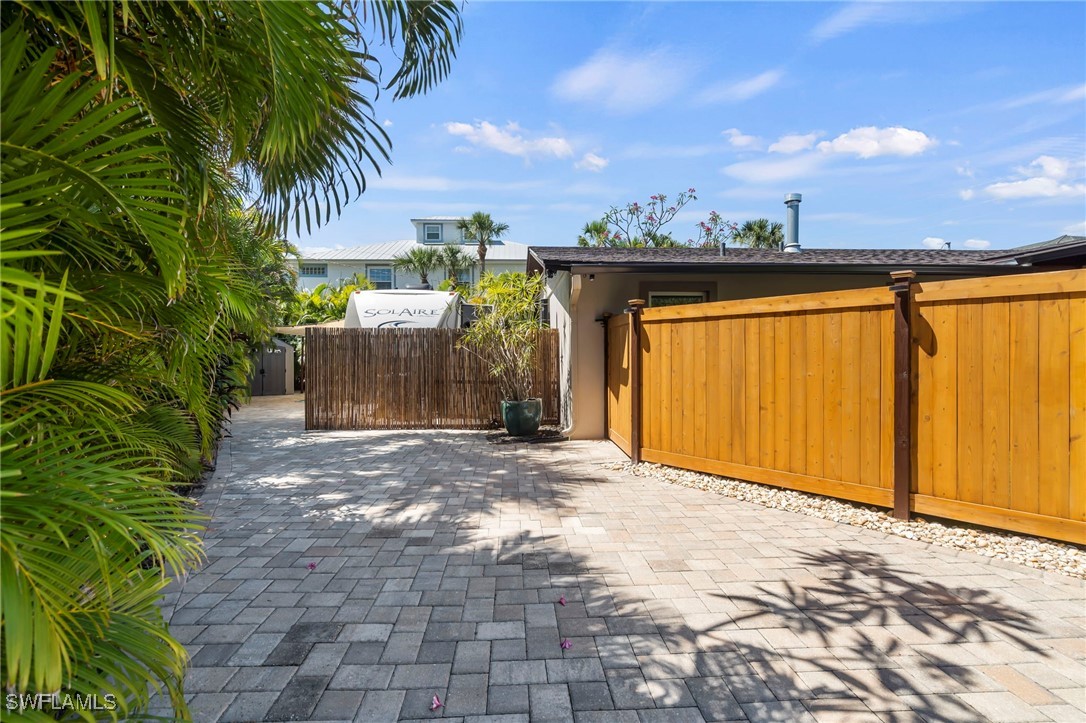 2795 N Beach RD