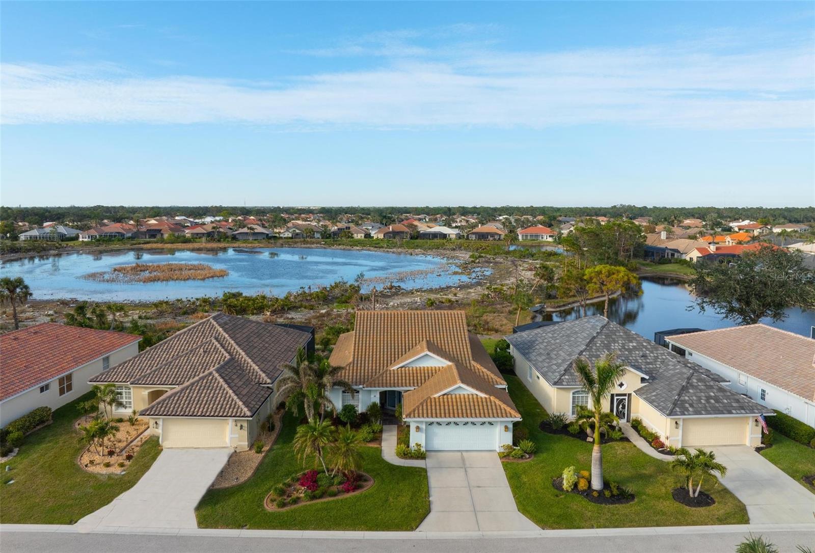 447 PINEWOOD LAKE DR