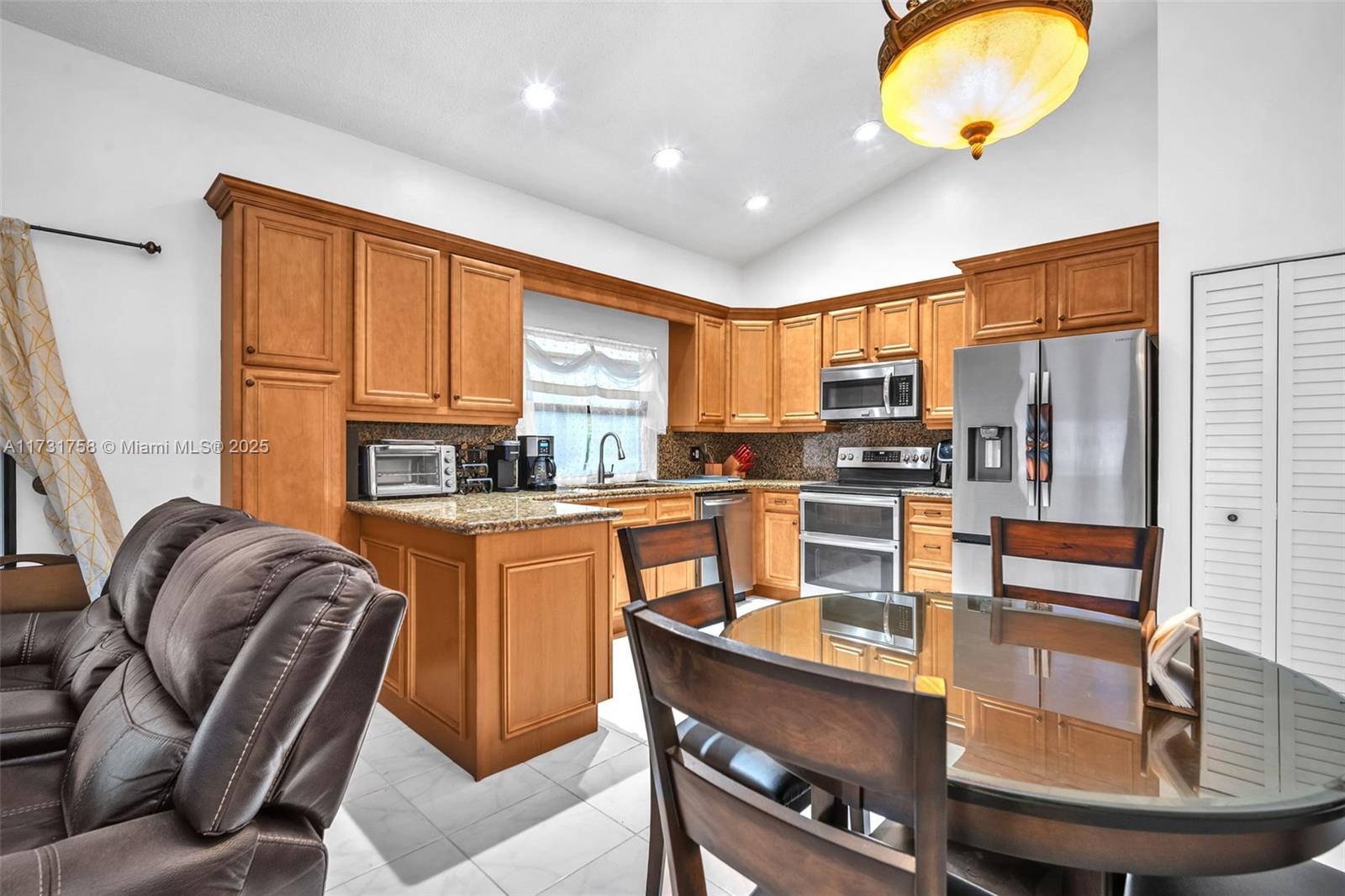 7006 NW 38th St