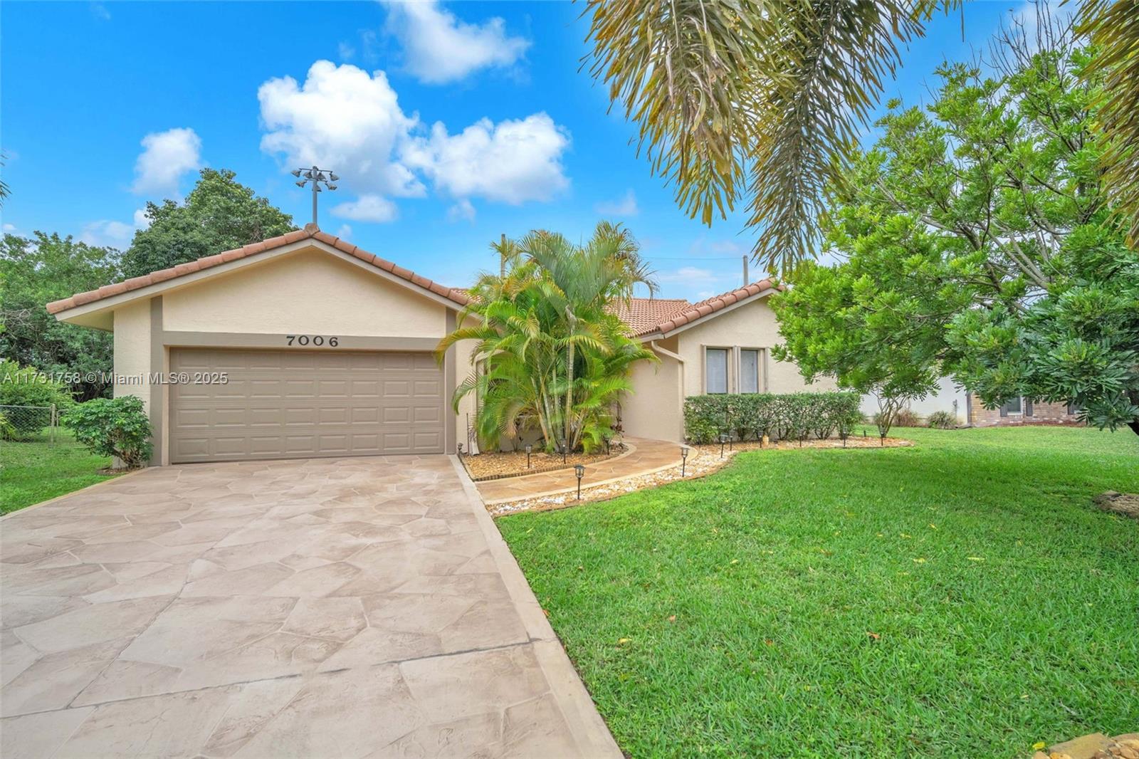 7006 NW 38th St