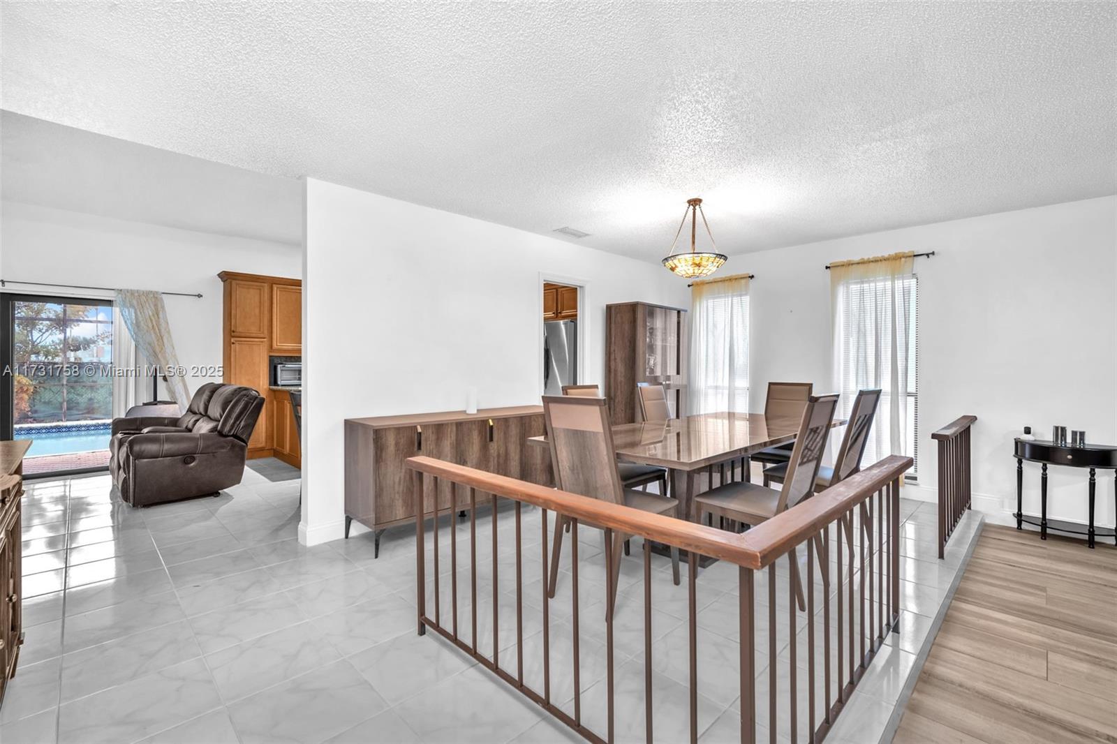 7006 NW 38th St