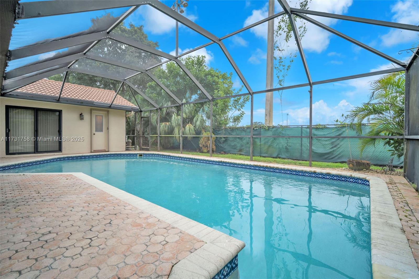 7006 NW 38th St