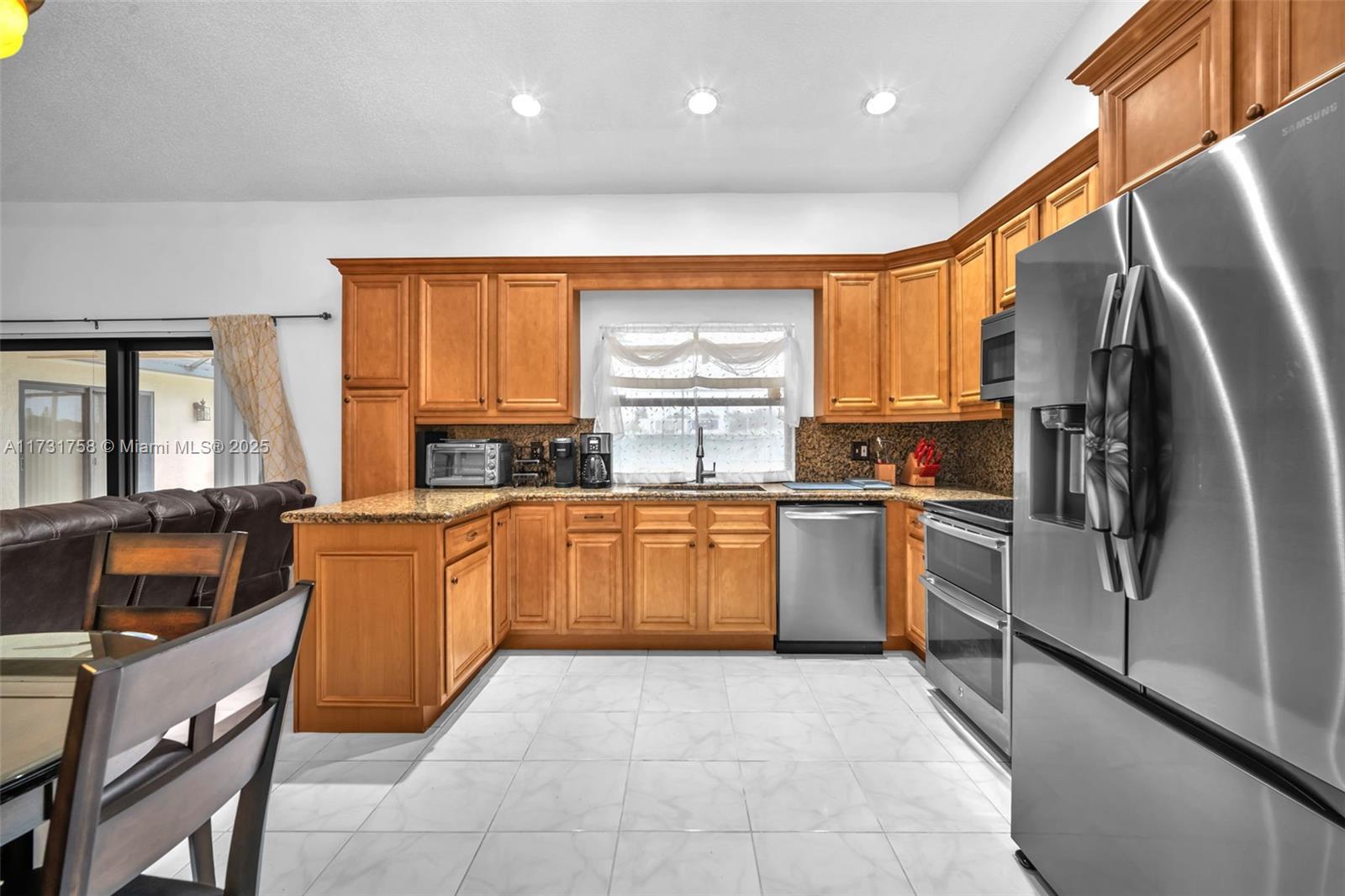 7006 NW 38th St