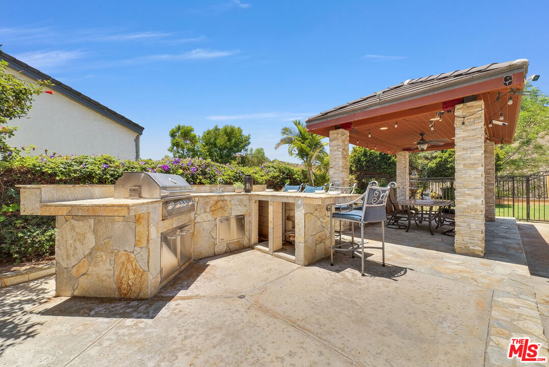 22285 Rolling Hills Ln