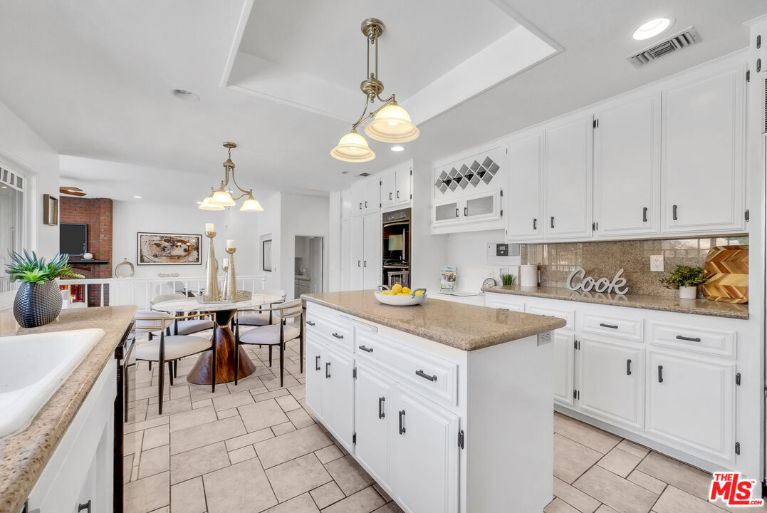 22285 Rolling Hills Ln
