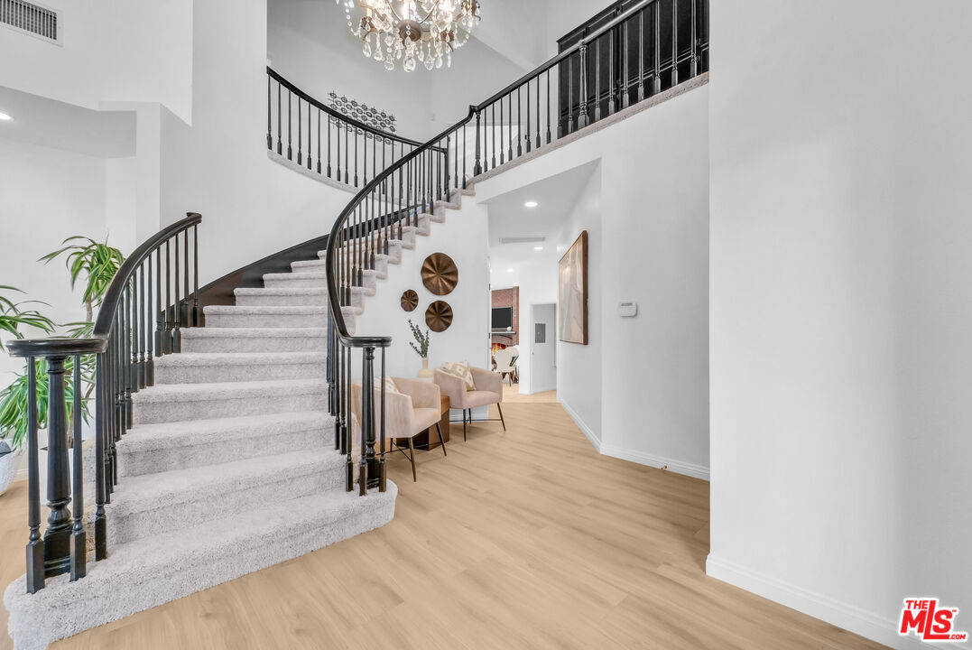 22285 Rolling Hills Ln