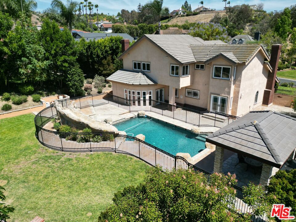 22285 Rolling Hills Ln
