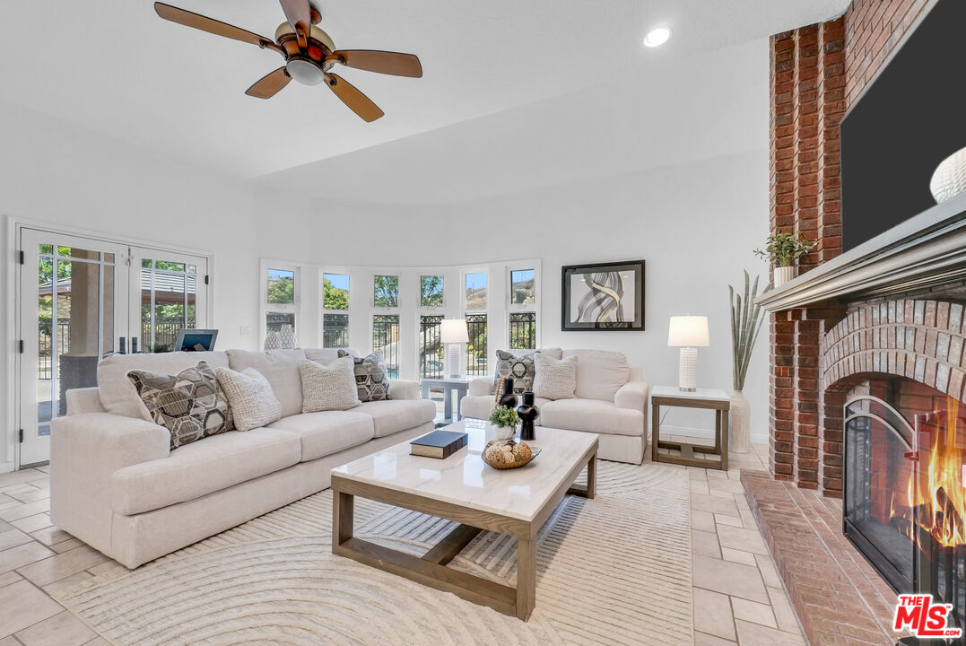 22285 Rolling Hills Ln