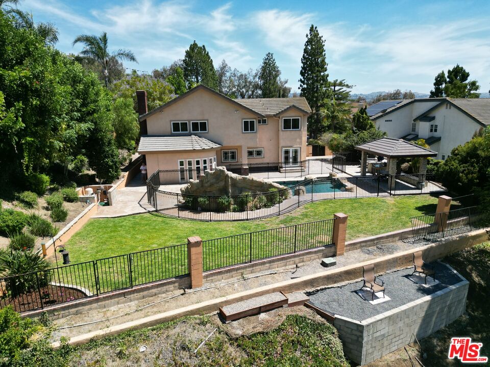 22285 Rolling Hills Ln