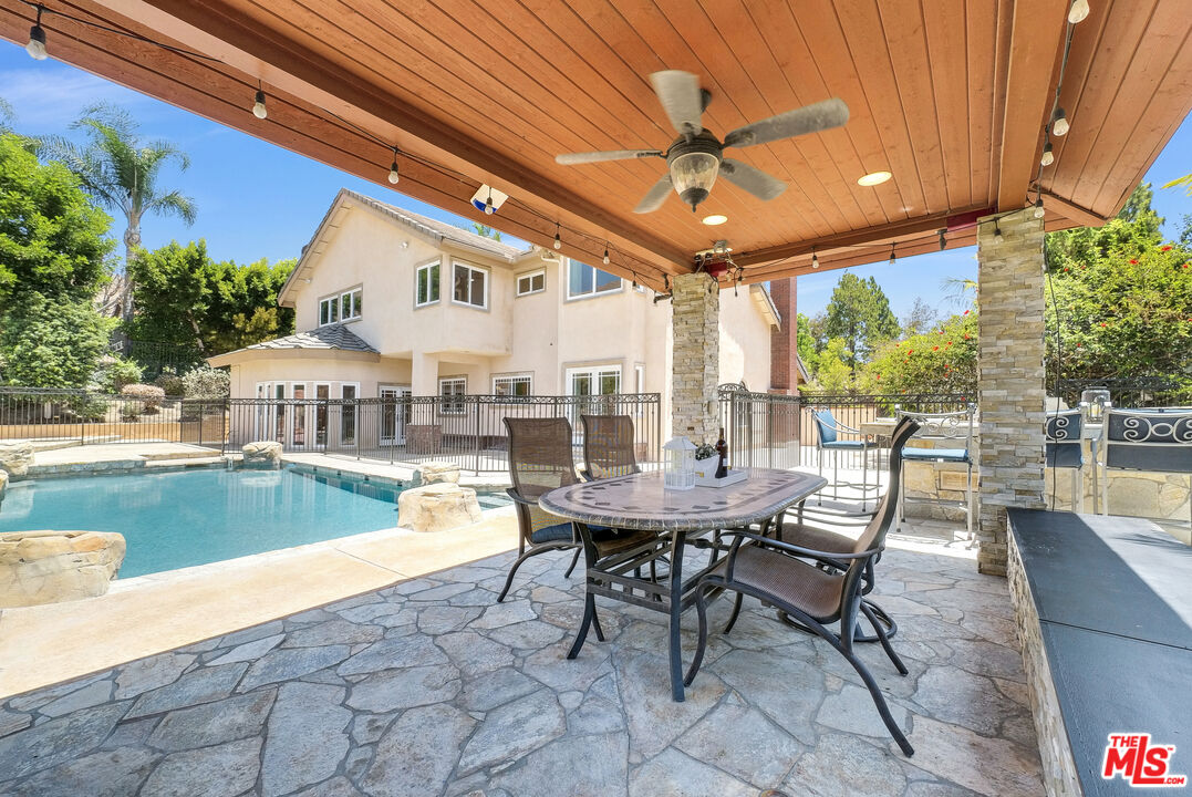 22285 Rolling Hills Ln