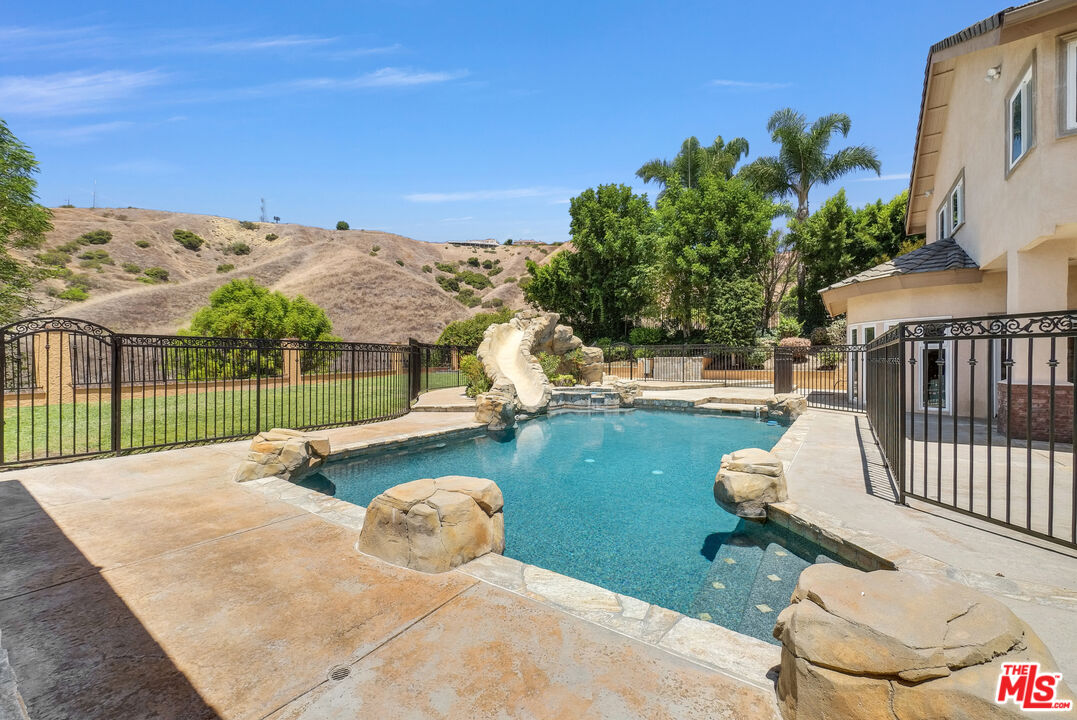 22285 Rolling Hills Ln