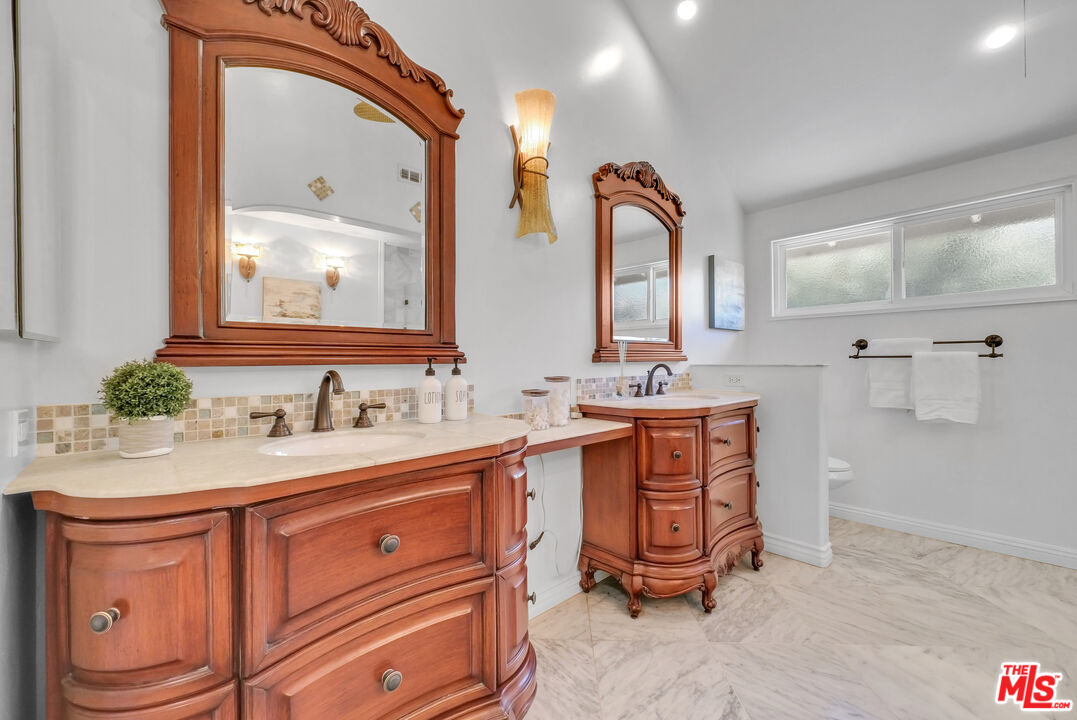 22285 Rolling Hills Ln