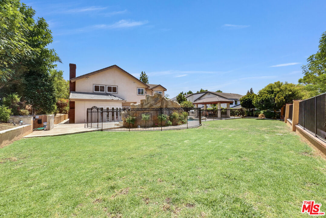 22285 Rolling Hills Ln