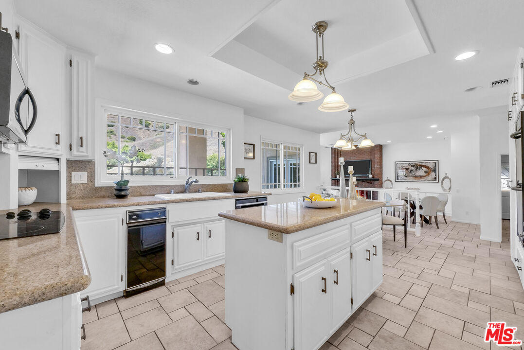 22285 Rolling Hills Ln