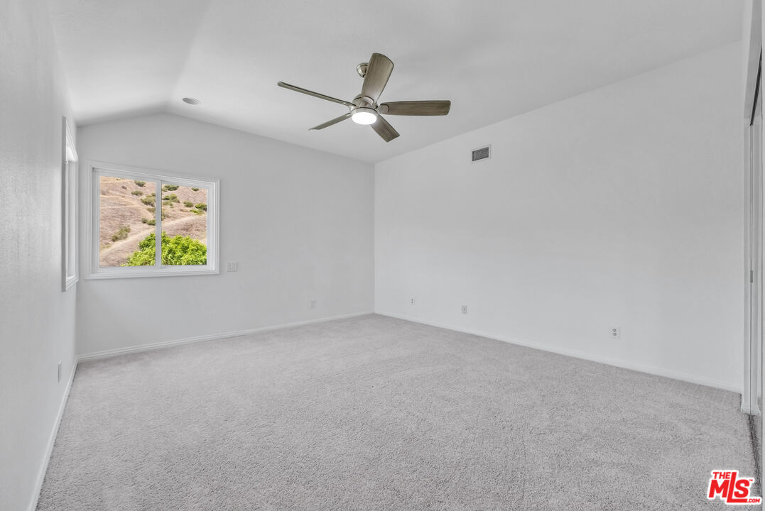 22285 Rolling Hills Ln