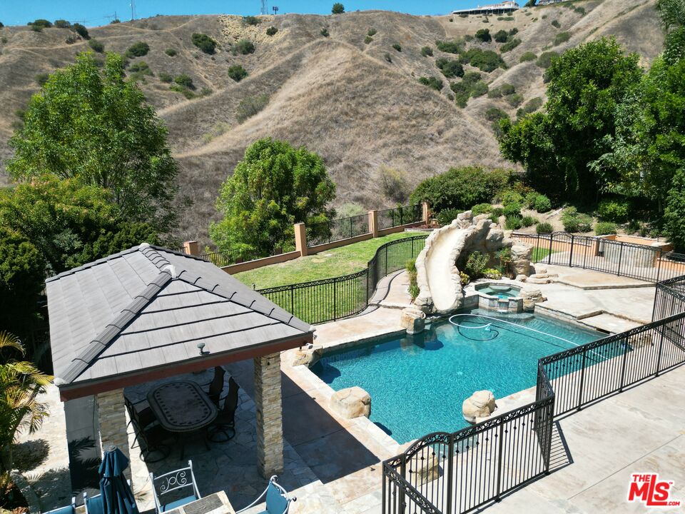 22285 Rolling Hills Ln