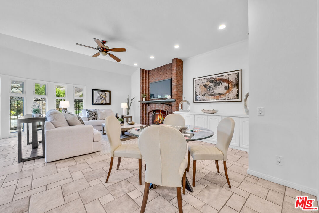 22285 Rolling Hills Ln