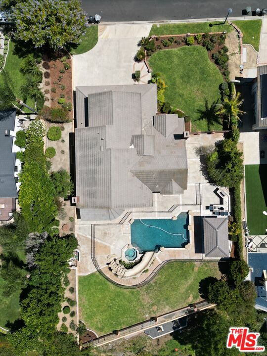 22285 Rolling Hills Ln
