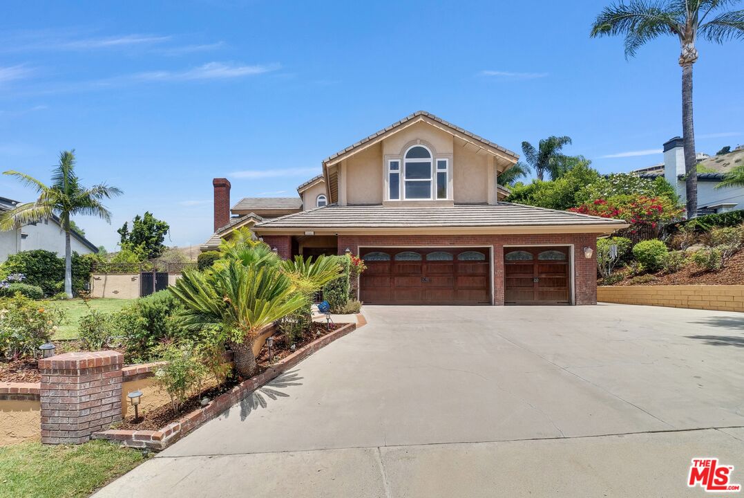 22285 Rolling Hills Ln